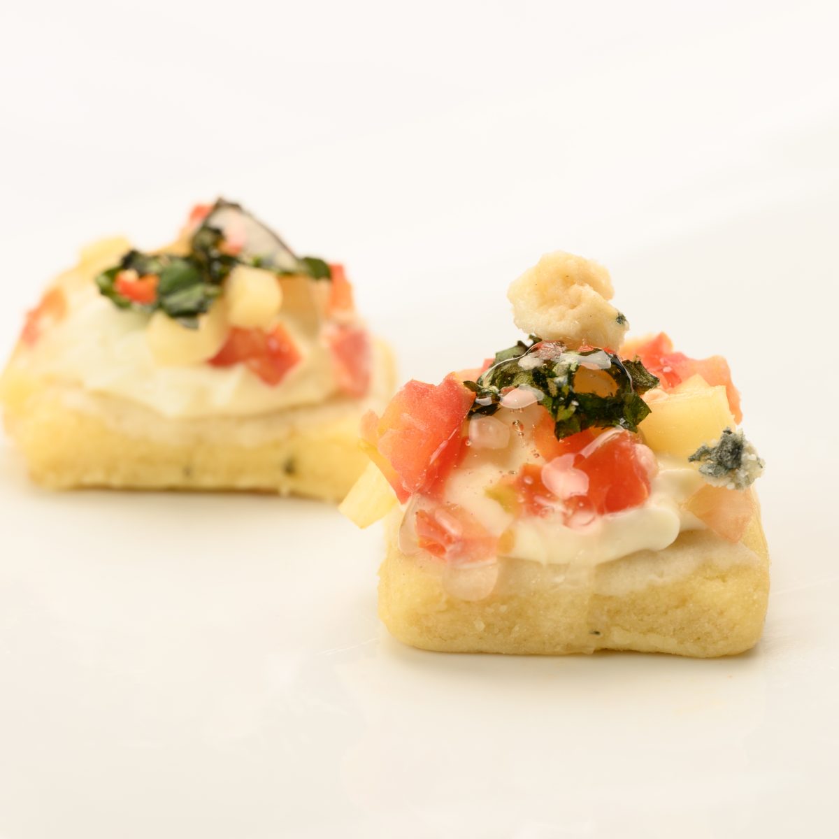 Tostín de hierbas con Topping Caprese (10 unidades)