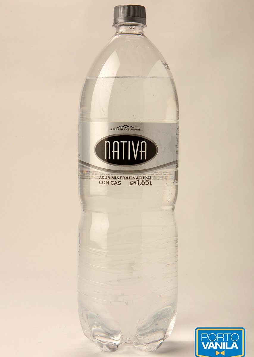 Foto en primer plano de botella de Agua con Gas Nativa en fondo blanco.