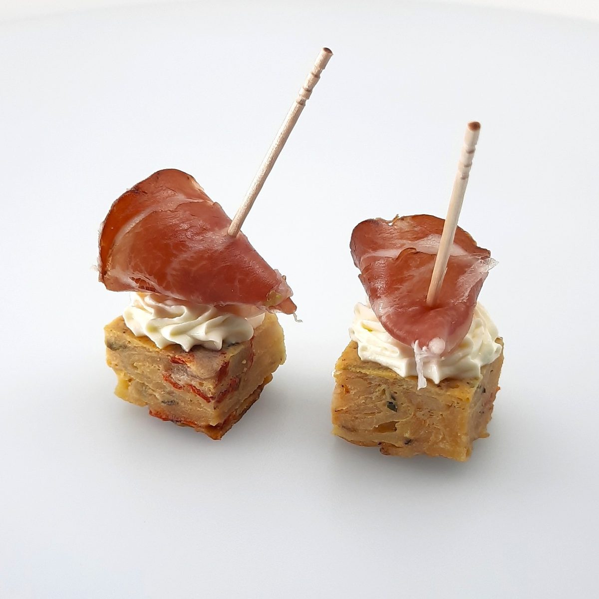 Pincho de Tortilla Española con Queso Crema y Bondiola (10 Uds.)