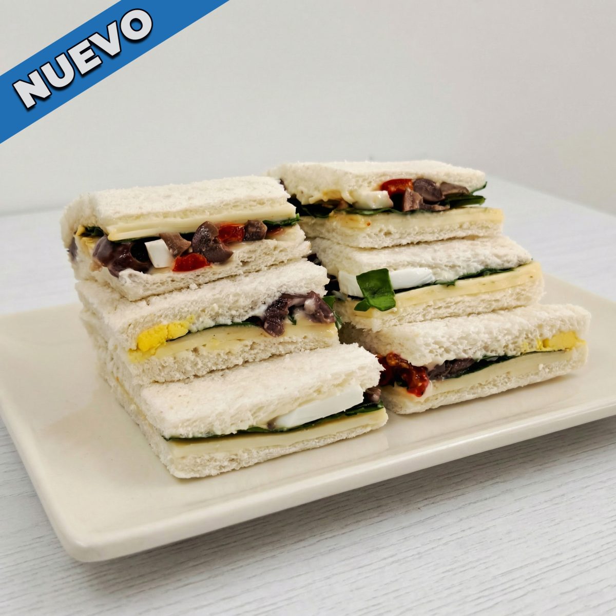 Sándwich de Mousse de morrón, rúcula, queso y aceitunas (16 Uds.)