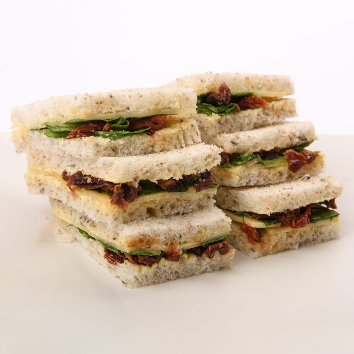 Sándwich de Queso, Tomate y Rúcula en Pan de Semillas (16 Uds.)