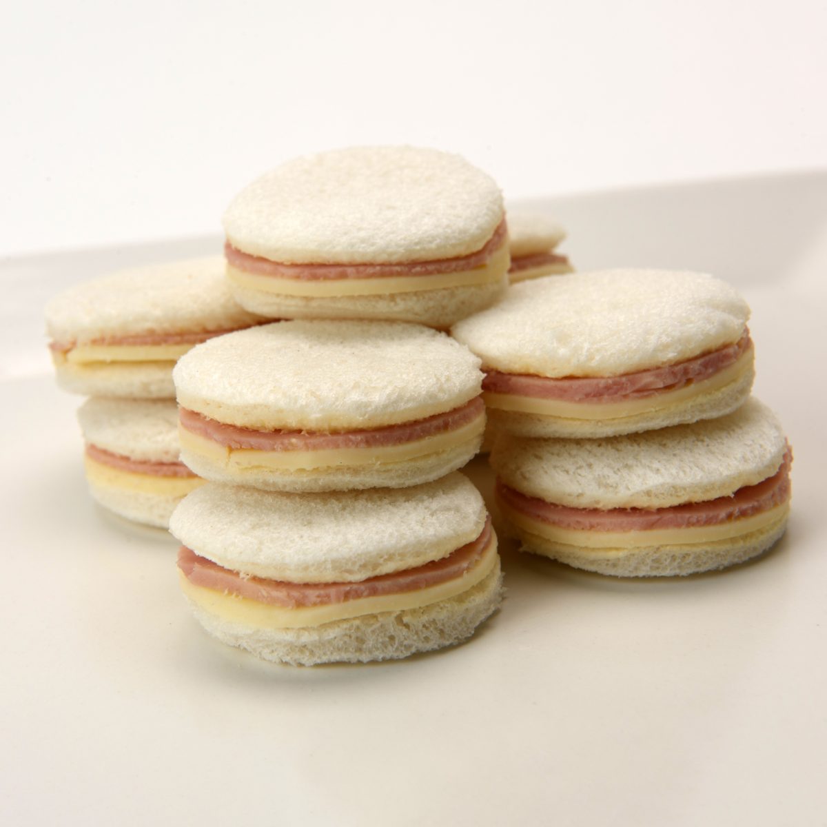 Sándwich Petit de Jamón y Queso en Pan Blanco (18 Uds.)