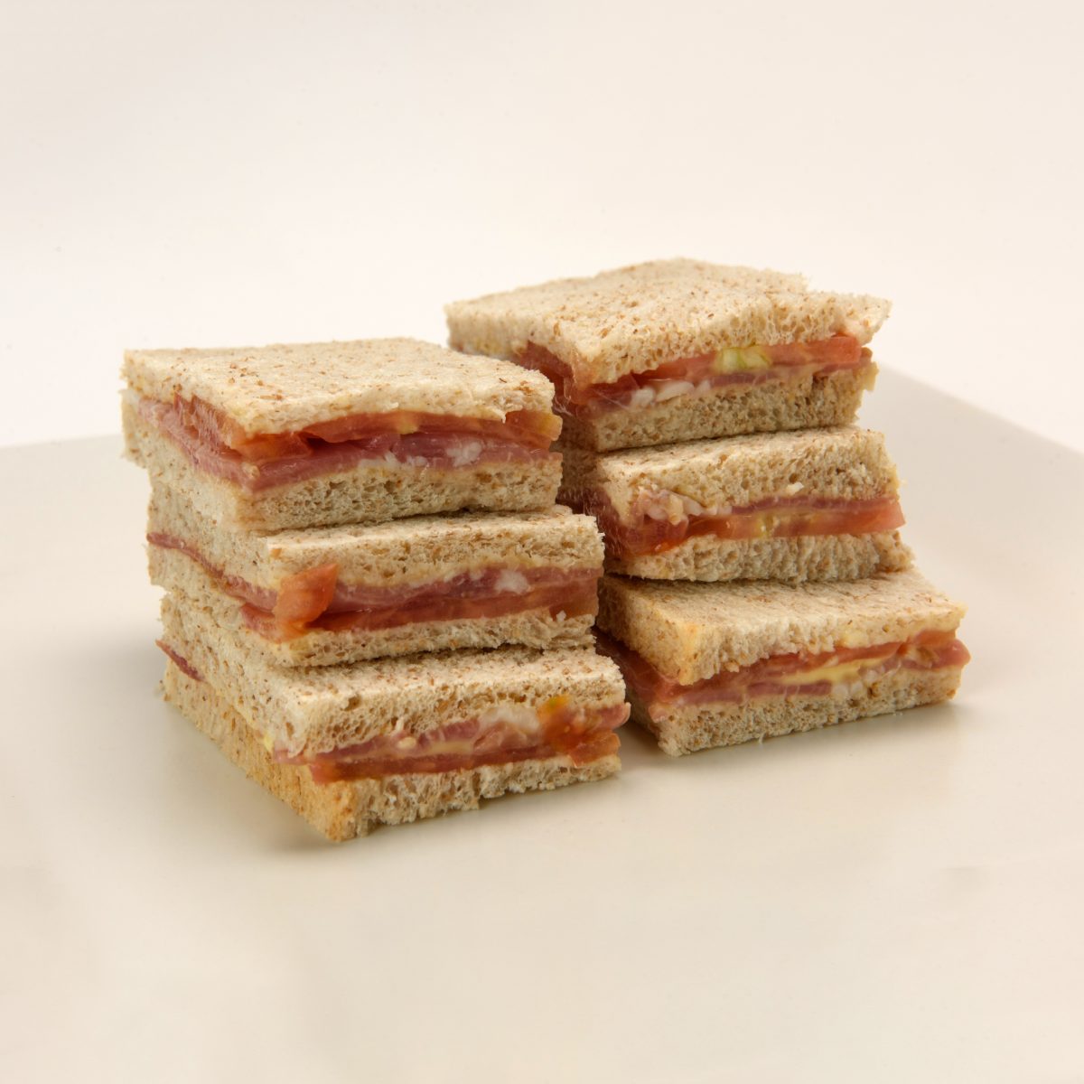 Sándwich de Jamón Crudo y Tomate en Pan Integral (16 Uds.)