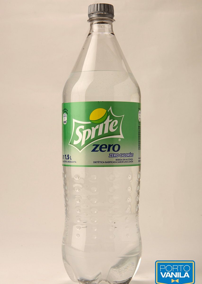 Foto en primer plano de botellad de Sprite Zero en fondo blanco.