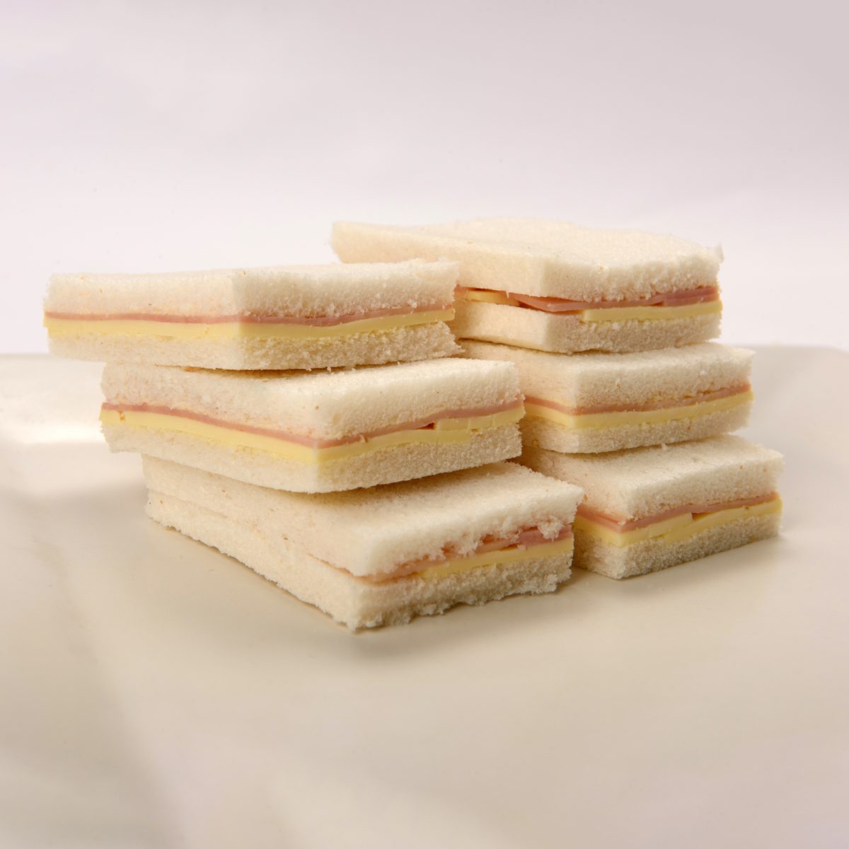 Sándwich de Lomito y Queso en Pan Blanco (16 Uds.)