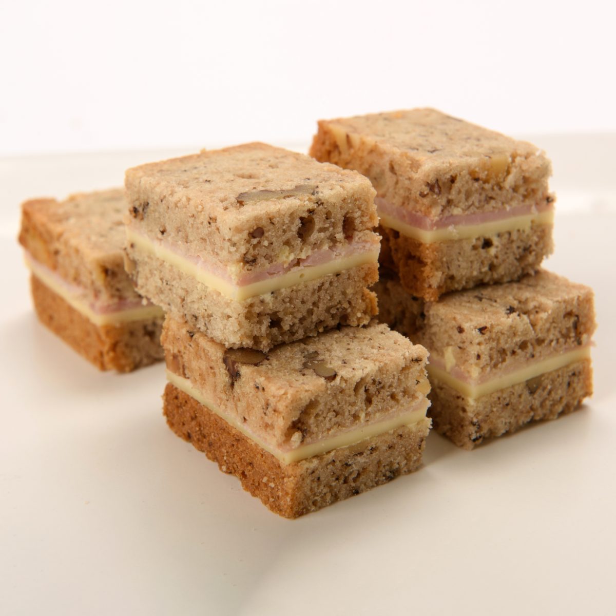 Sándwich Petit de Lomito y Queso en Pan de Nuez (12 Uds.)