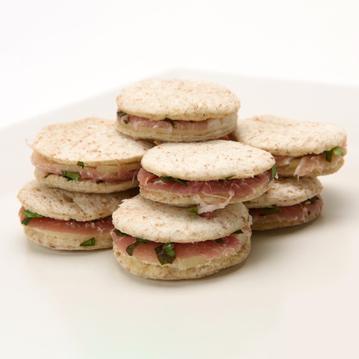 Sándwich Petit de Jamón Crudo, Muzzarella y Albahaca en Pan Integral (18 Uds.)