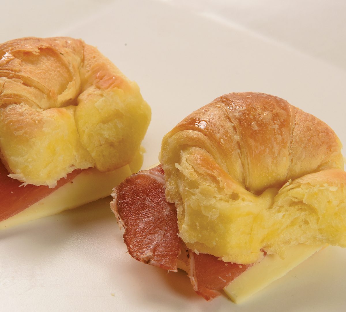 Medialuna mini de bondiola y queso - 15 unidades