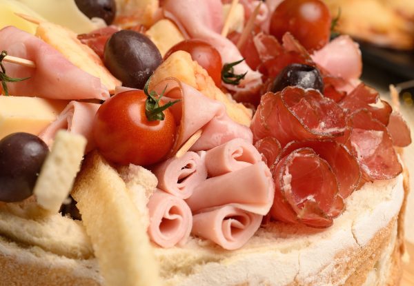 Picada de Quesos y Fiambres en Pan de Campo